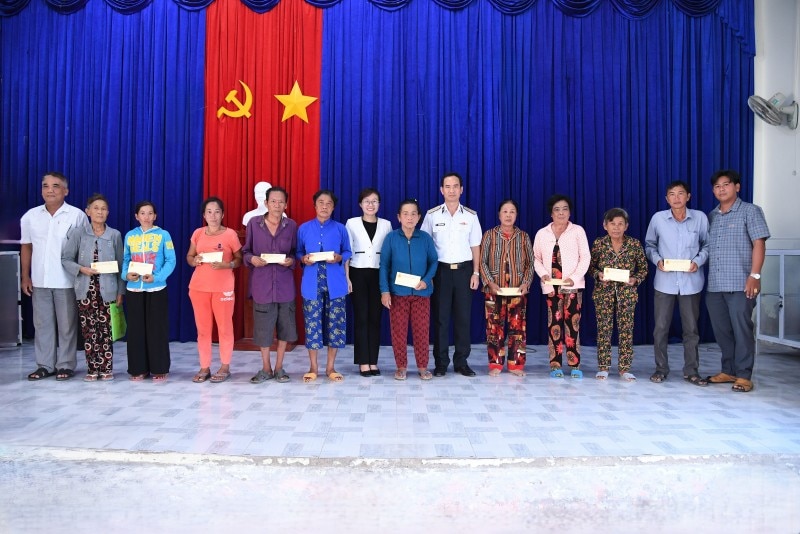 Chuẩn Đô đốc Nguyễn Hữu Thoan tặng quà người dân vùng hạn hán.