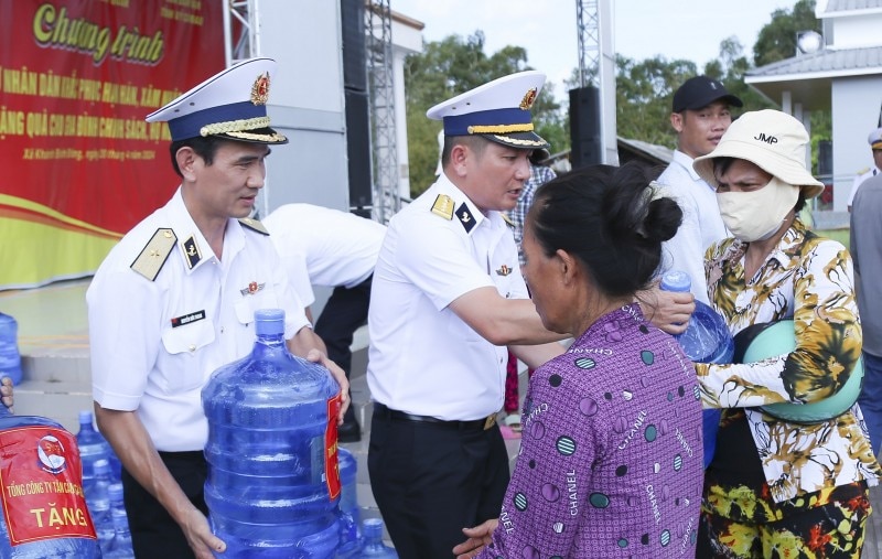 Lãnh đạo Bộ Tư  lệnh Vùng 5 Hải quân và Tổng công ty Tân cảng Sài Gòn trao tặng nước lọc tinh khiết cho bà con.