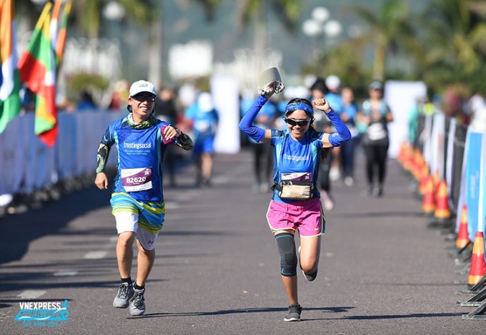 Runner ăn mừng khi cán đích VnExpress Marathon Quy Nhơn đầu tiên tổ chức năm 2019. Ảnh: VM