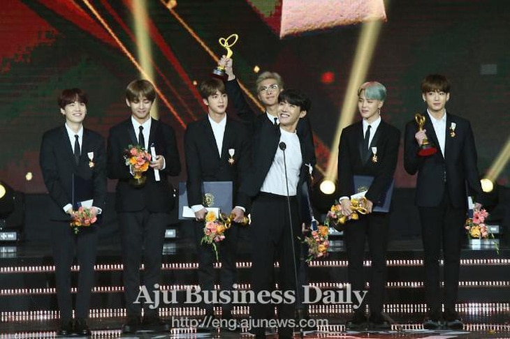 BTS từng nhận Huân chương Văn hóa từ Chính phủ Hàn Quốc - Ảnh: Aju News