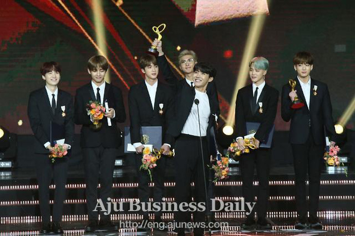 BTS từng nhận huân chương văn hóa từ Chính phủ Hàn Quốc - Ảnh: Aju News BTS từng được trao huân chương văn hóa từ Chính phủ Hàn Quốc - Ảnh: Aju News