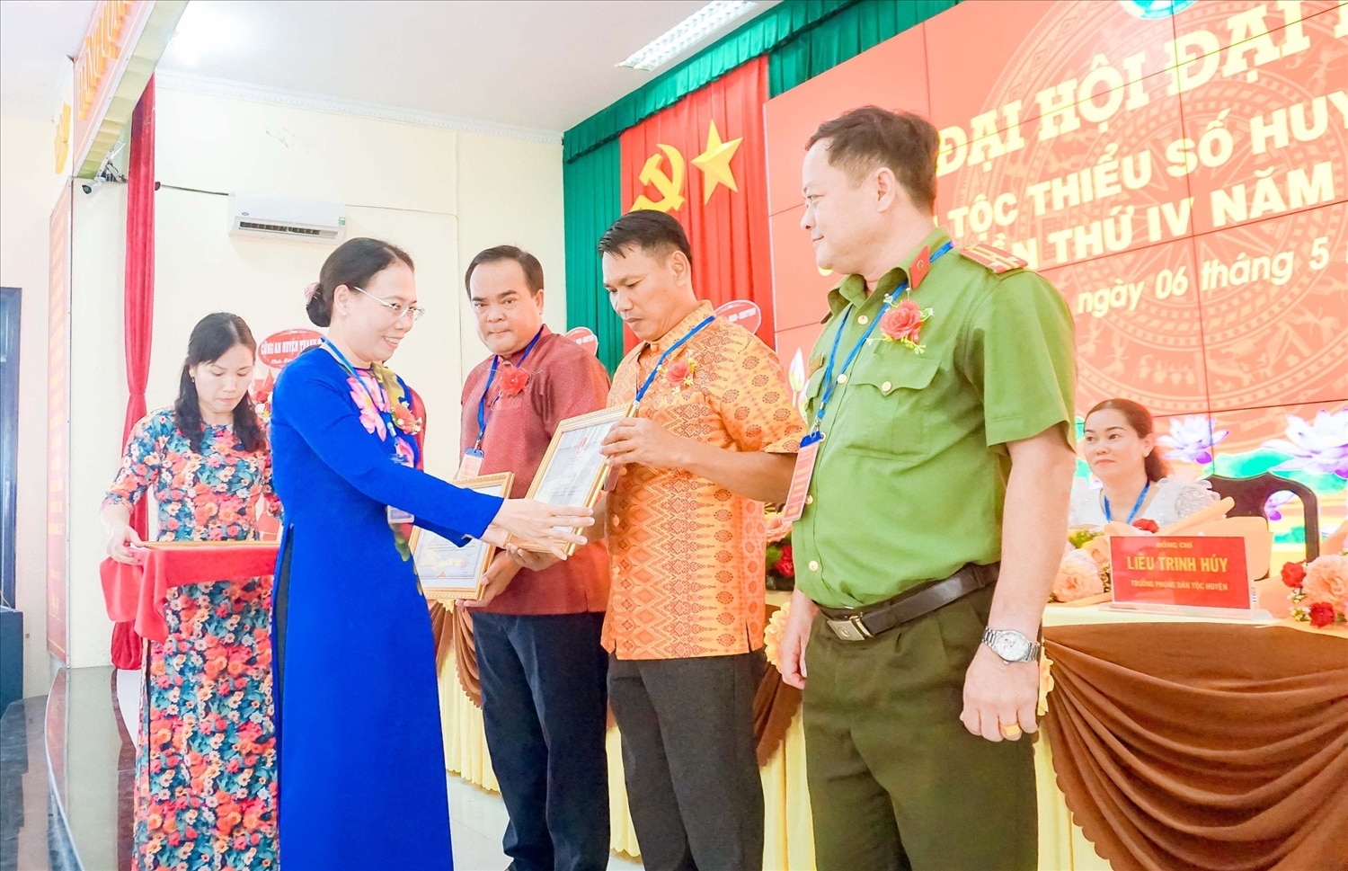 Bà Huỳnh Thị Diễm Ngọc, Phó chủ tịch UBND tỉnh Sóc Trăng trao Bằng Khen của Chủ tịch UBND đến các tập thể 