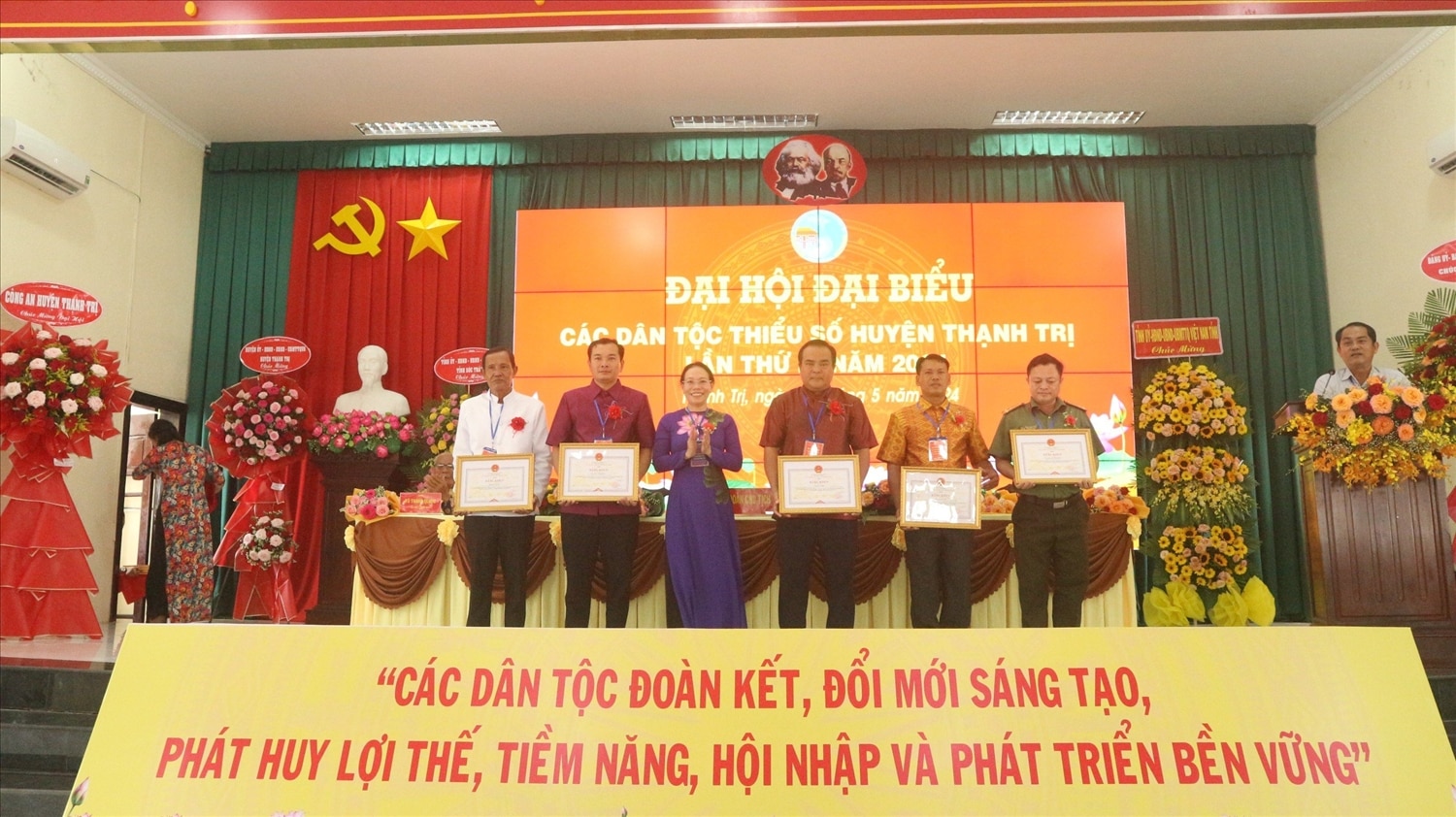 Bà Huỳnh Thị Diễm Ngọc, Phó chủ tịch UBND tỉnh Sóc Trăng trao Bằng Khen của Chủ tịch UBND đến các cá nhân 