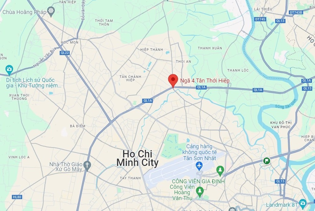 Trụ đèn chiếu sáng ở TPHCM ngã đè người phụ nữ bị thương - 2 Trụ đèn chiếu sáng ở TPHCM ngã đè người phụ nữ bị thương - 2