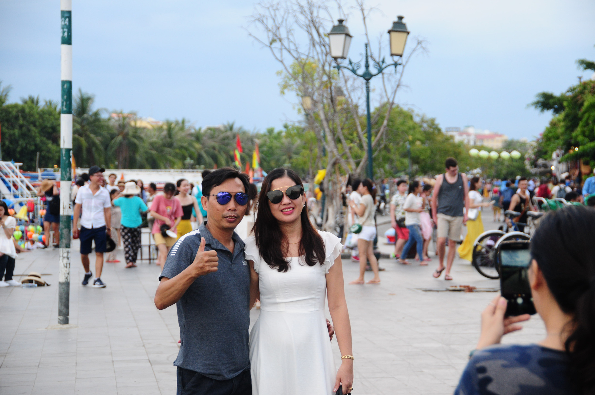 Hội An muốn đón khách chất lượng hơn là chuyện khen chê giá cả đắt rẻ- Ảnh 3. Khách nội địa tham quan, chụp hình lưu niệm trong khu phố cổ Hội An - Ảnh: B.D.