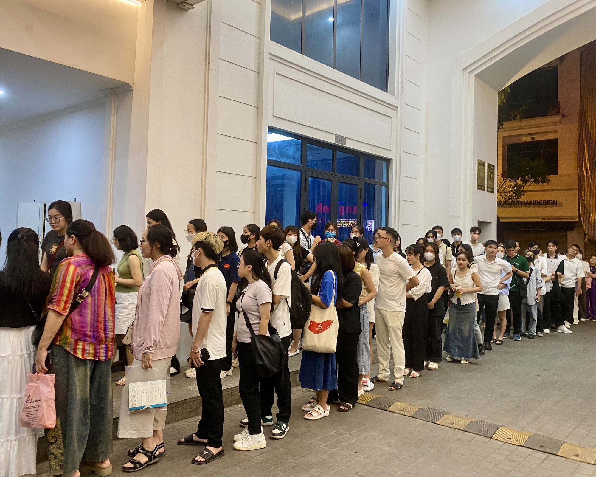 Khán giả trẻ xếp hàng xem phim tài liệu về Điện Biên Phủ ở Điện ảnh quân đội nhân dân - Ảnh Khán giả trẻ xếp hàng xem phim tài liệu về Điện Biên Phủ ở Điện ảnh quân đội nhân dân - Ảnh: NGUYỄN HUY HÙNG cung cấp