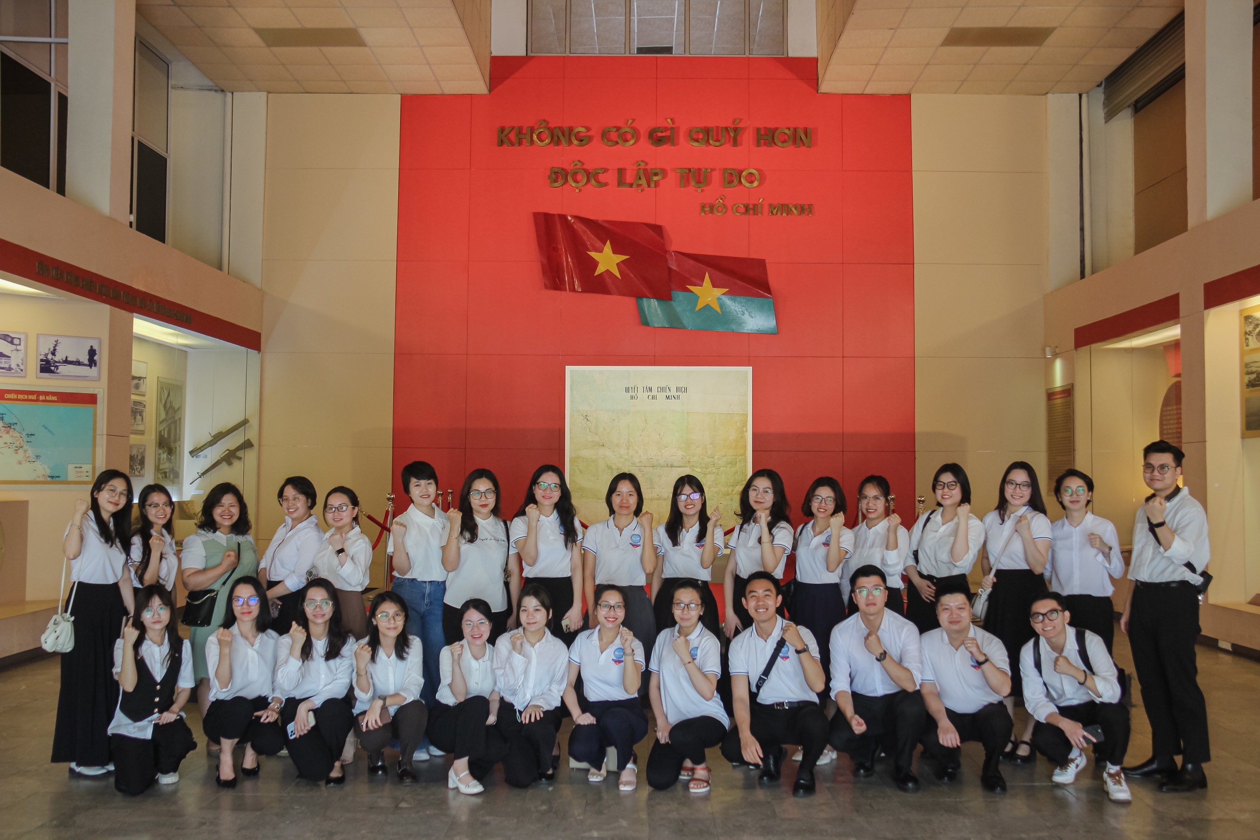 Đoàn viên, thanh niên Liên hiệp các tổ chức hữu nghị Việt Nam tham quan Bảo tàng lịch sử quân sự Việt Nam