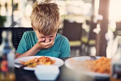 Ngộ độc thực phẩm có thể xảy ra với bất kỳ ai nhưng phổ biến hơn ở trẻ em