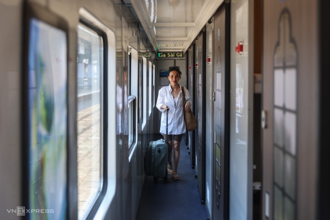 Các cửa trên toa xe tuyến Sài Gòn - Đà Nẵng gắn thêm thiết bị tự động cố định để giảm âm thanh rung lắc trong quá trình chạy tàu. Ảnh: Quỳnh Trần