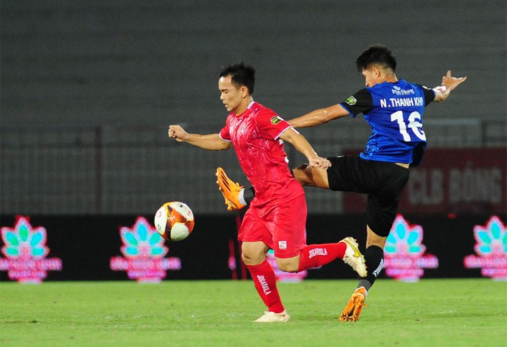 V-League 2023-2024: Nỗi lo xuống hạng bắt đầu đe dọa CLB TP.HCM- Ảnh 2. Thanh Khôi nỗ lực nhưng kinh nghiệm ở trục giữa chưa đủ sức thắng được Lương Hoàng Nam của Hải Phòng