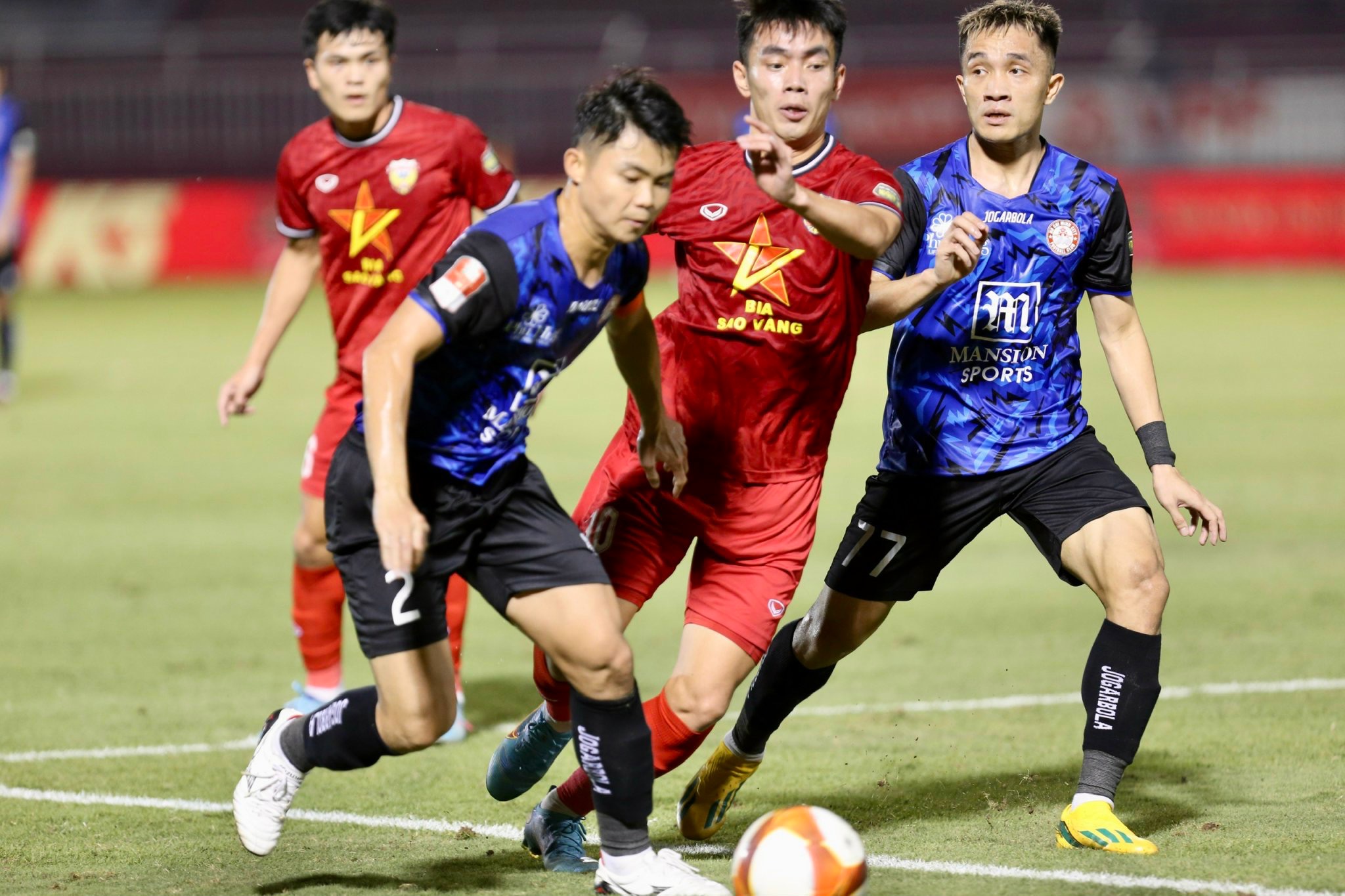 V-League 2023-2024: Nỗi lo xuống hạng bắt đầu đe dọa CLB TP.HCM- Ảnh 4. Ngô Tùng Quốc và Sầm Ngọc Đức trong trận thua Hà Tĩnh trên sân Thống Nhất