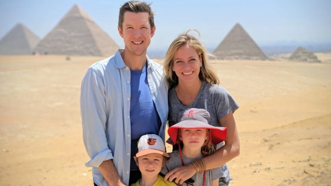 Magaret chụp ảnh cùng chồng, Teddy và hai con khi đến Ai Cập. Ảnh: CNN