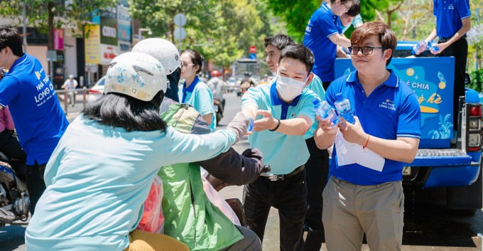 Chương trình thiện nguyện vào đợt cao điểm nắng nóng 2024 của FPT Long Châu. Ảnh: FPT Long Châu.