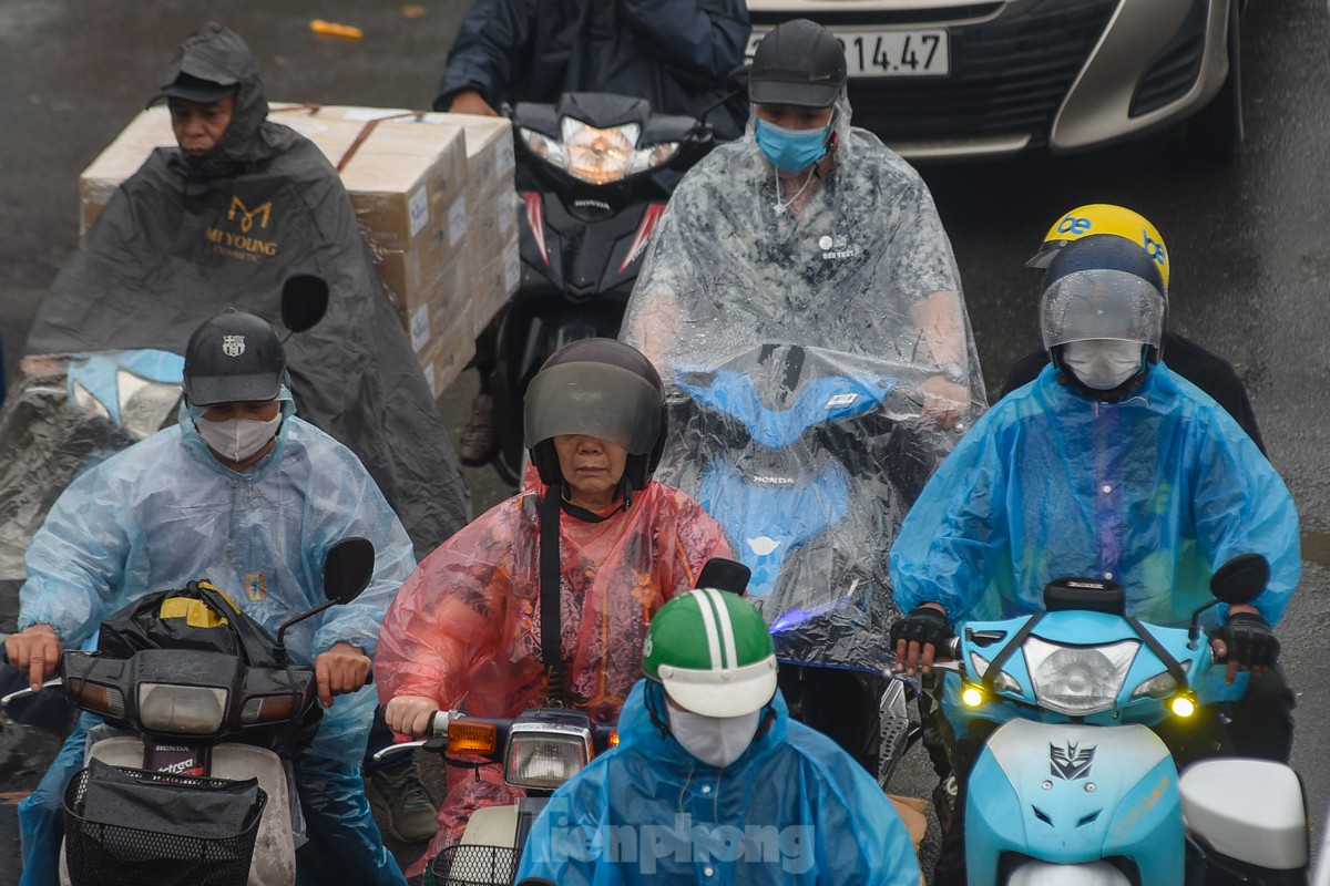 Trời mưa, nhiều tuyến phố Hà Nội tắc nghẽn giờ tan tầm ảnh 11