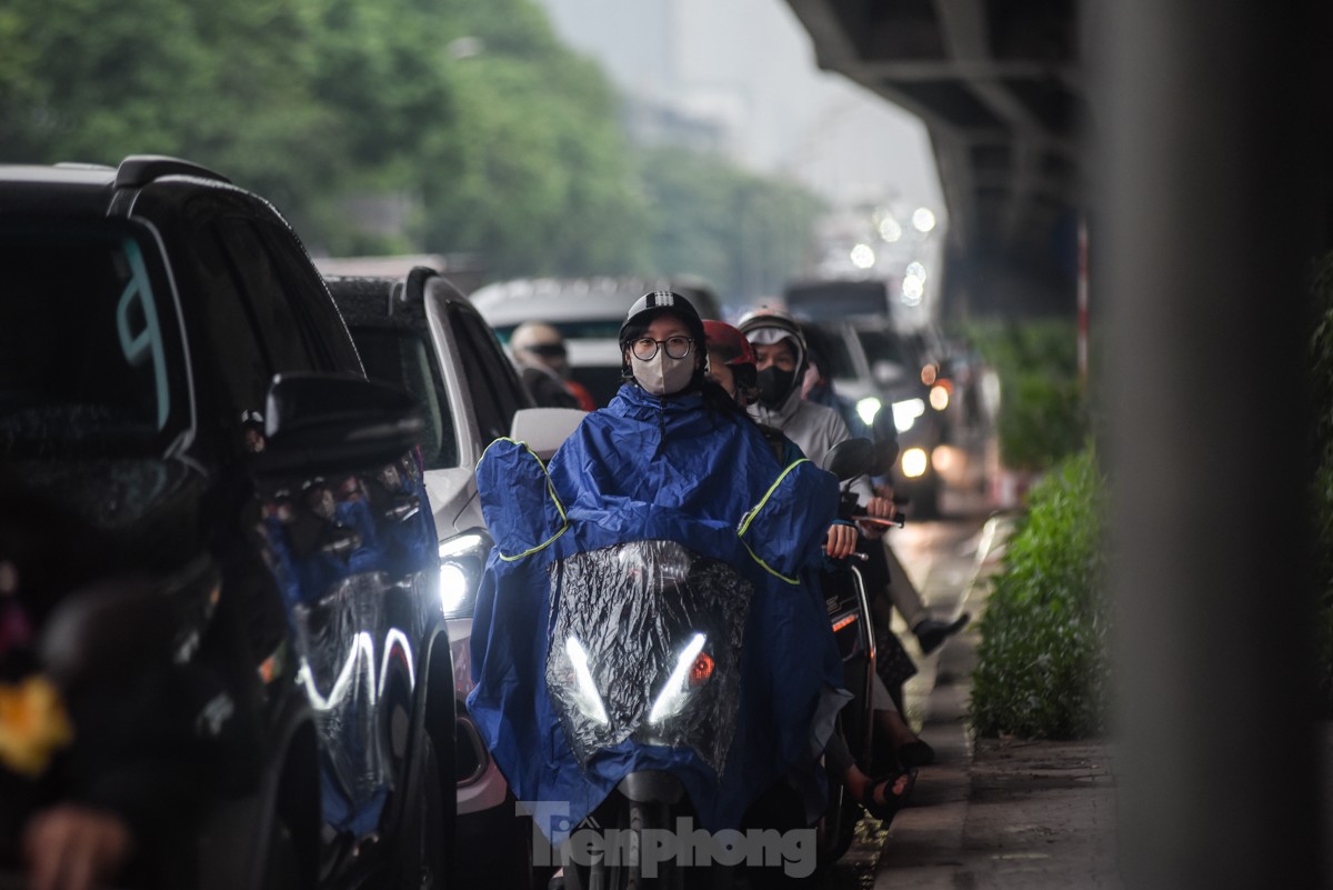 Trời mưa, nhiều tuyến phố Hà Nội tắc nghẽn giờ tan tầm ảnh 14