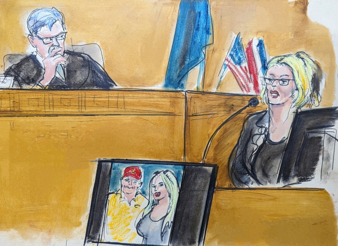 Thẩm phán Juan Merchan (trái) lắng nghe lời khai của Stormy Daniels trong tranh ký họa phiên tòa tại tòa hình sự Manhattan, New York ngày 7/5. Ảnh: AP