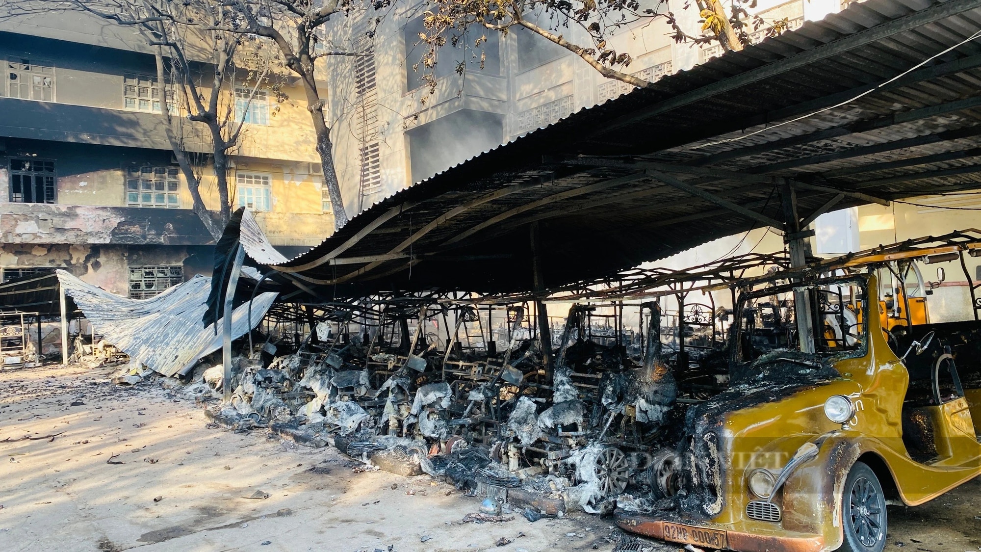 Cận cảnh 40 chiếc xe điện du lịch bị cháy trơ khung ở Quảng Nam- Ảnh 7.