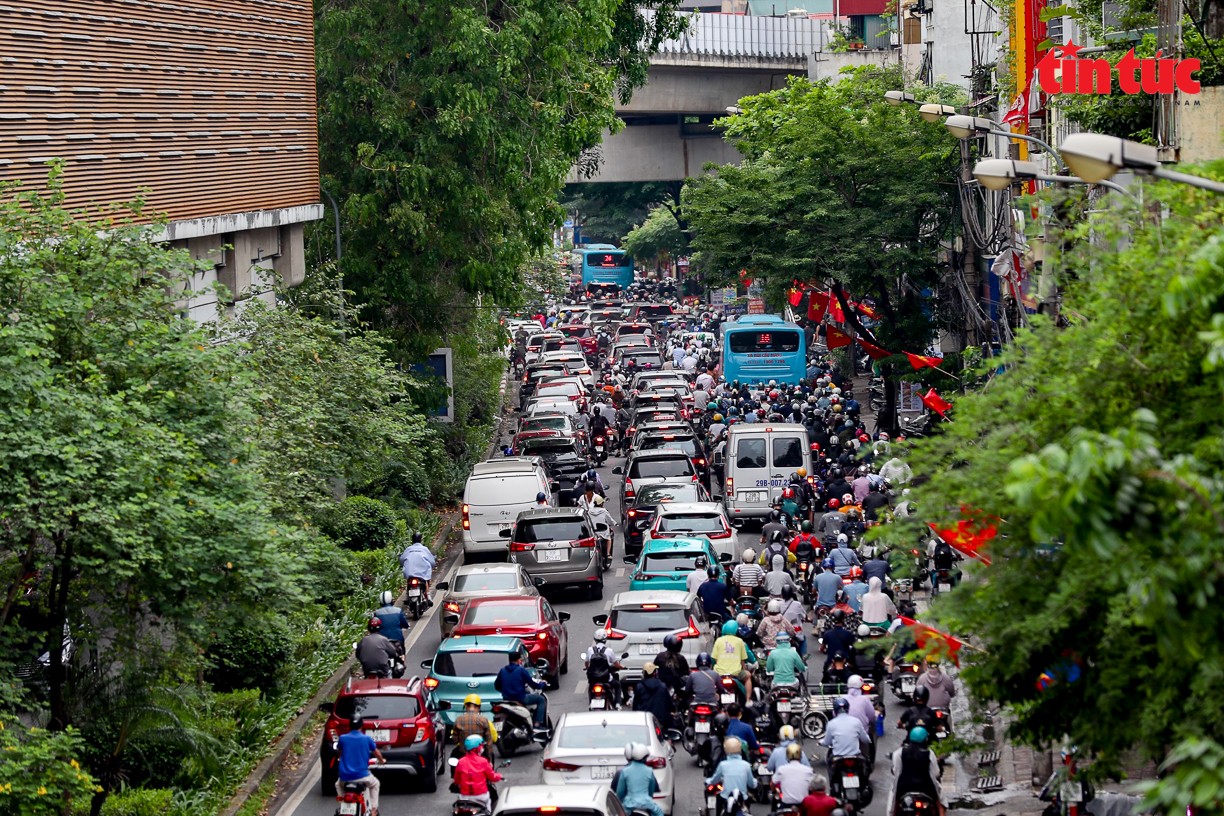 Hết nghỉ lễ, đường phố Hà Nội lại ùn tắc kéo dài ảnh 8