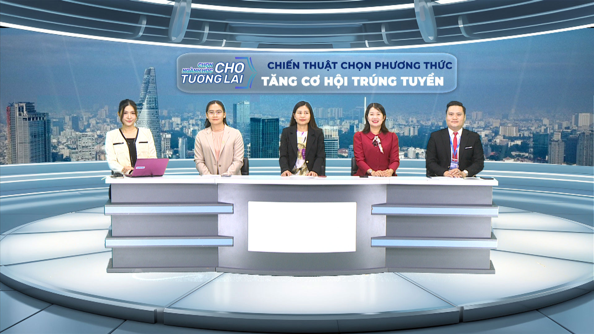 Xét tuyển sớm: Điểm đủ điều kiện trúng tuyển đợt sau có cao hơn đợt 1?- Ảnh 2. Các chuyên gia tham dự chương trình tư vấn truyền hình trực tuyến chiều 7.5