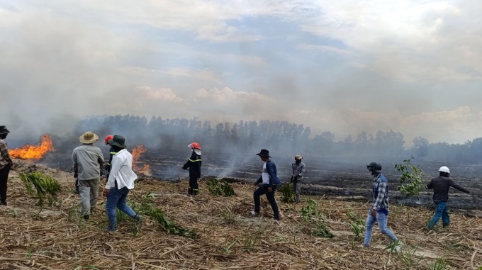 Lực lượng chức năng tham gia chữa cháy rừng. Ảnh: Minh Bằng