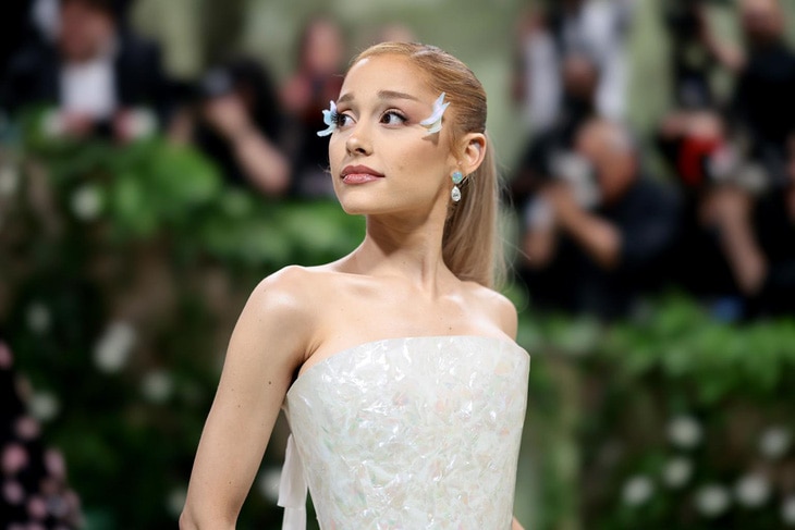 Ariana Grande bám sát chủ đề năm nay với váy Loewe màu trắng, pha một chút ánh hồng và xanh. Tô điểm với phụ kiện cánh bướm, giống như một nhân vật cổ tích - Ảnh: Getty