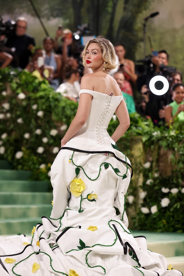 Tiệc thời trang lớn nhất hành tinh Met Gala 2024: Jennifer Lopez, Ariana Grande trong vườn cổ tích- Ảnh 11.