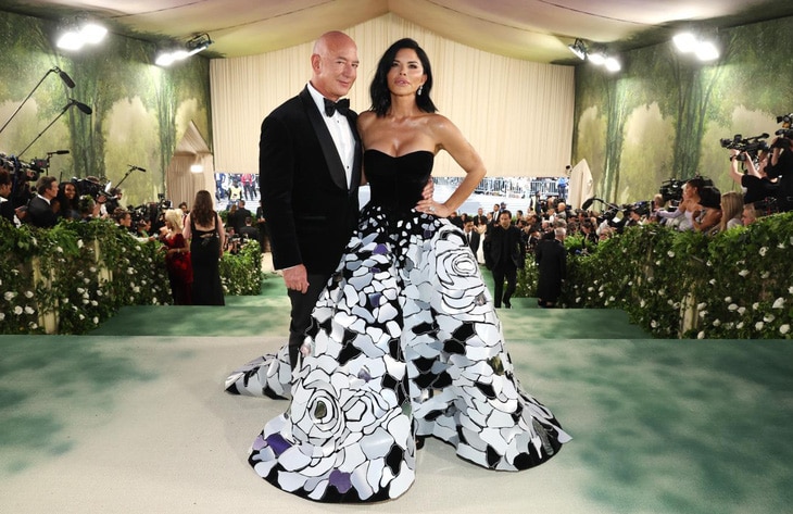 Lauren Sánchez (phải) mặc váy dạ hội lấy phủ kính gương, sắp xếp theo hình hoa. Cô tham dự Met Gala cùng chồng sắp cưới Jeff Bezos - Ảnh: Getty
