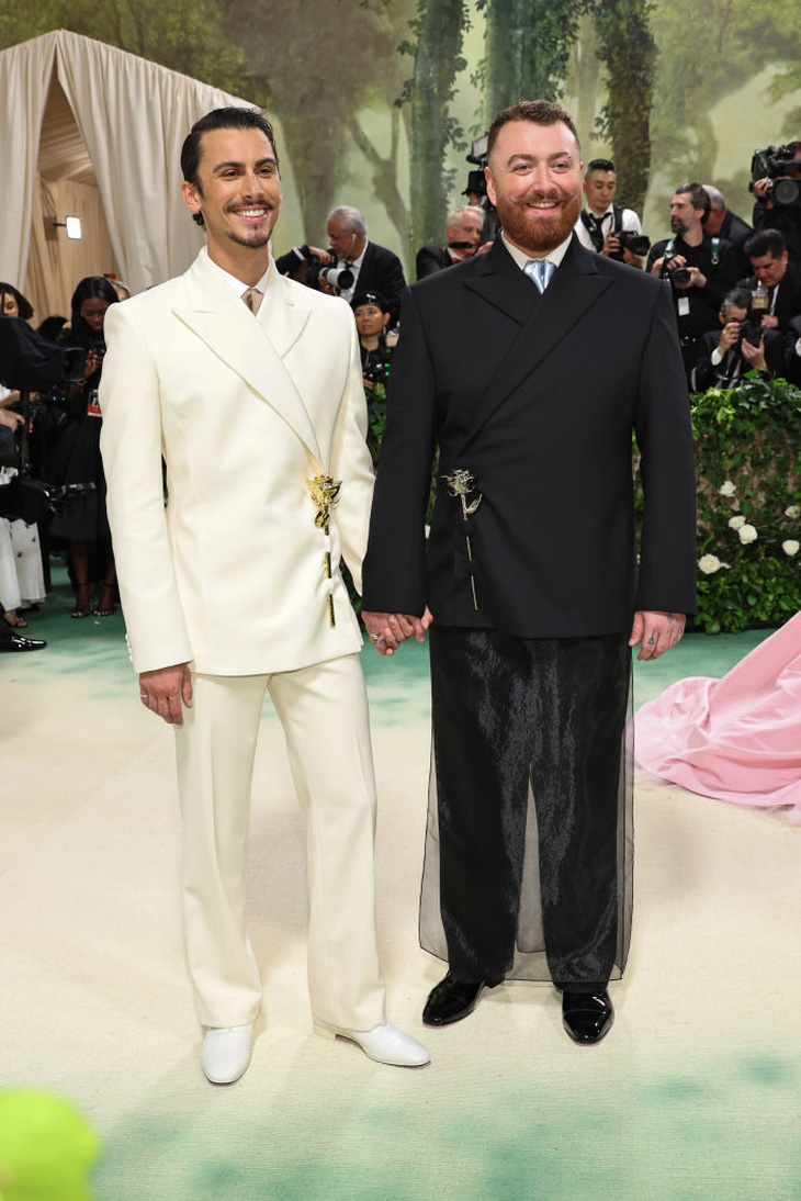 Christian Cowan và Sam Smith nắm tay nhau trên thảm đỏ - Ảnh: Getty Christian Cowan và Sam Smith nắm tay nhau trên thảm đỏ - Ảnh: Getty