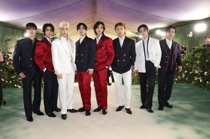 Stray Kids bị chê lạc quẻ trong lần đầu tham dự Met Gala. Các chàng trai diện trang phục của thương hiệu Tommy Hilfiger - Ảnh: Getty Stray Kids bị chê lạc quẻ trong lần đầu tham dự Met Gala. Các chàng trai diện trang phục của thương hiệu Tommy Hilfiger - Ảnh: Getty