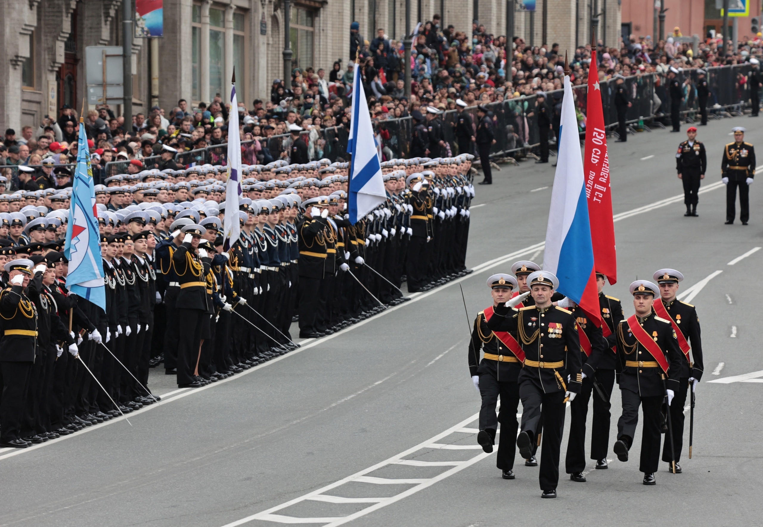 Sau lễ duyệt binh, Tổng thống Nga Putin và lãnh đạo nhiều nước tới đặt hoa tại mộ các chiến sĩ vô danh- Ảnh 34.