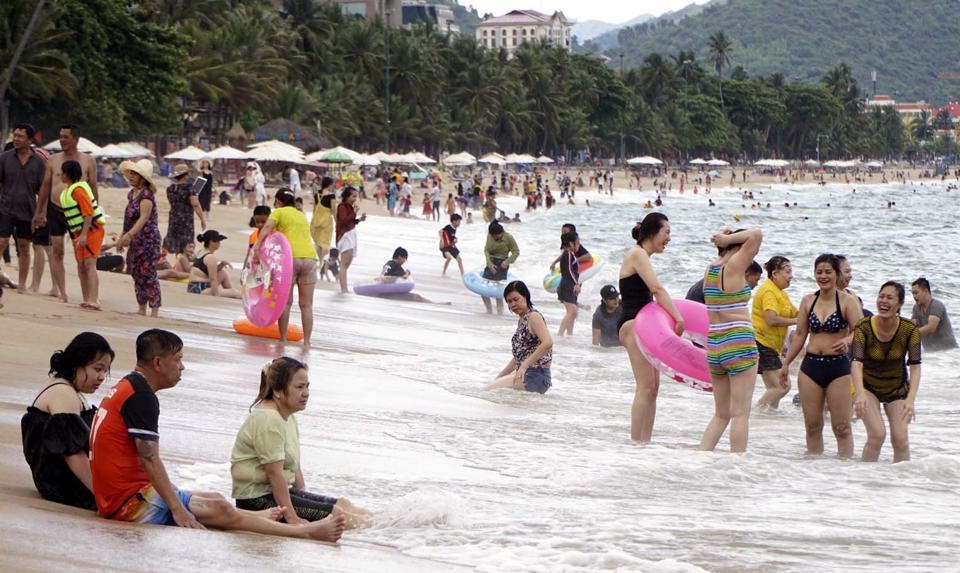 Khách du lịch tắm biển Nha Trang. Ảnh: Hoài Nam