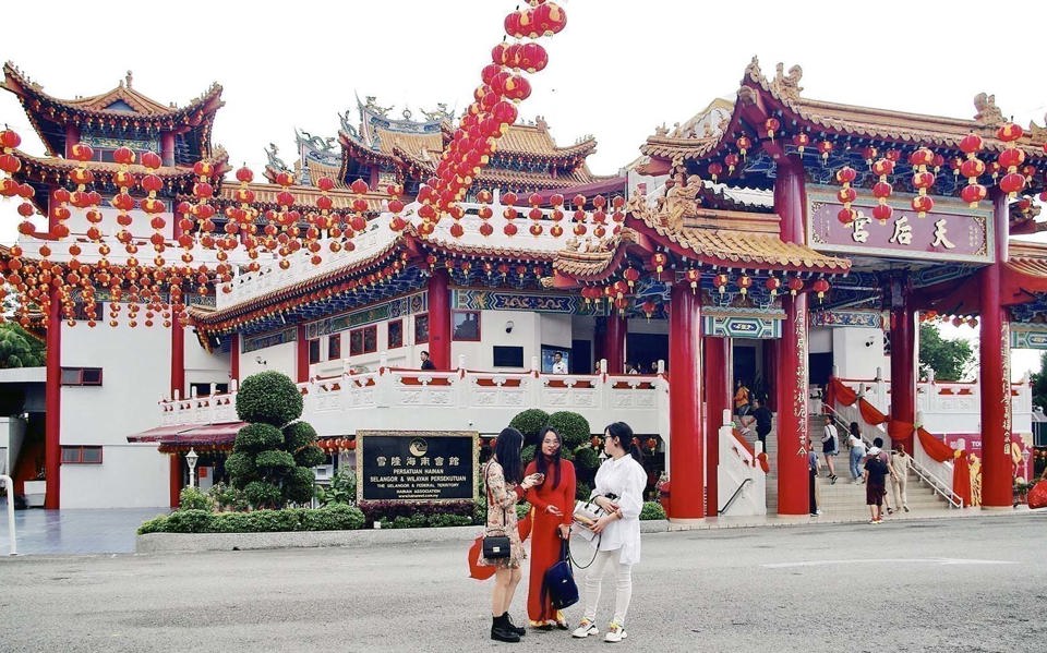 Du khách Việt Nam tham quan chùa Thiên Hậu tại Malaysia. Ảnh: Hoài Nam