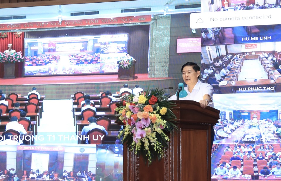 Phó Trưởng ban Thường trực Ban Tuyên giáo Thành ủy Phạm Thanh Học trình bày nội dung của Nghị quyết số 23-NQ/TU và Chỉ thị số 30-CT/TU.