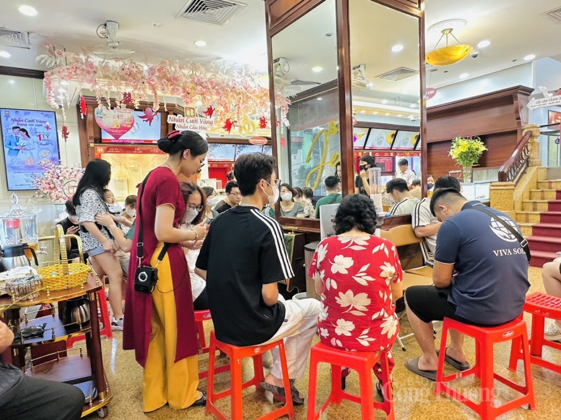 Giá vàng tăng không ngừng nghỉ, người dân Hà Nội vẫn xếp hàng chờ mua vàng đầu tư