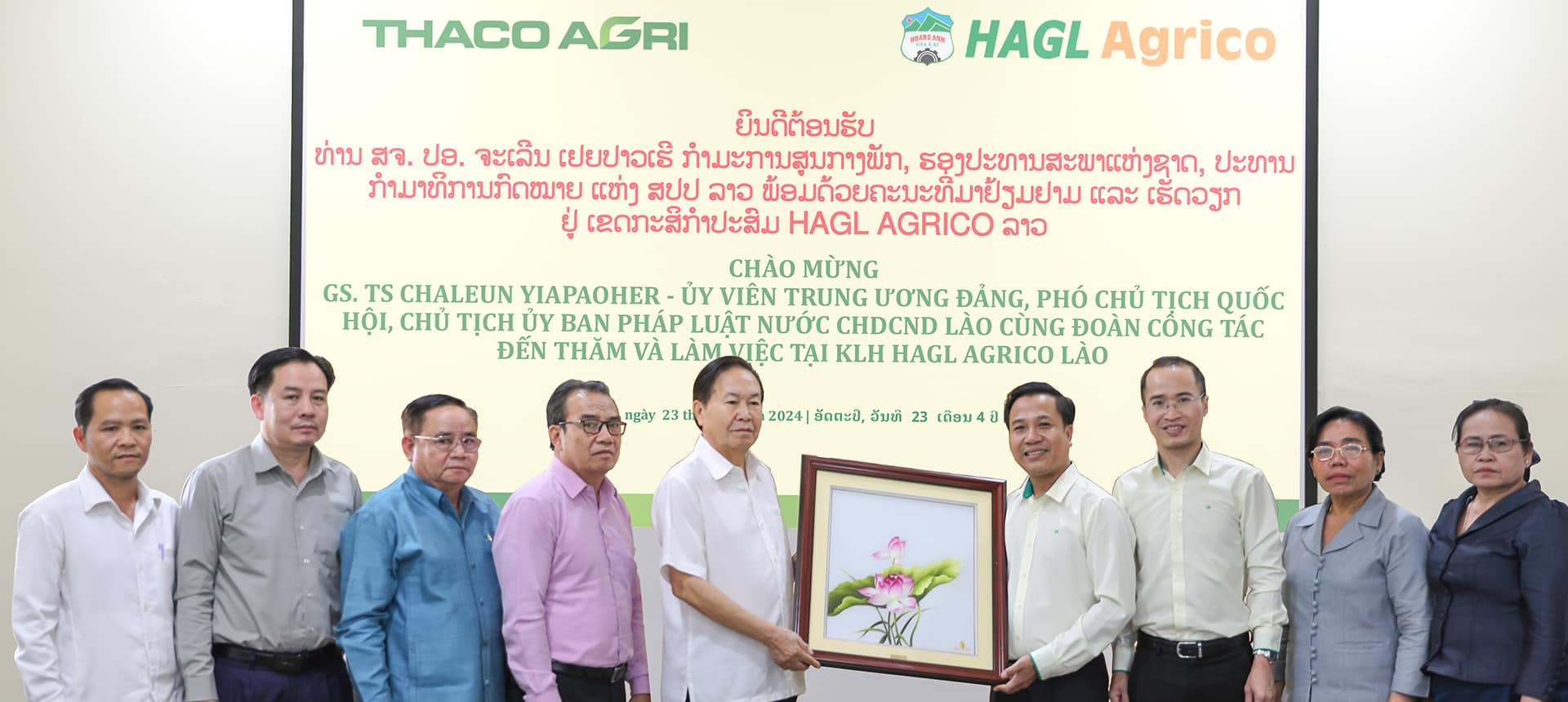 Đại diện Lãnh đạo KLH HAGL AGRICO Lào tặng quà lưu niệm cho đoàn công tác
