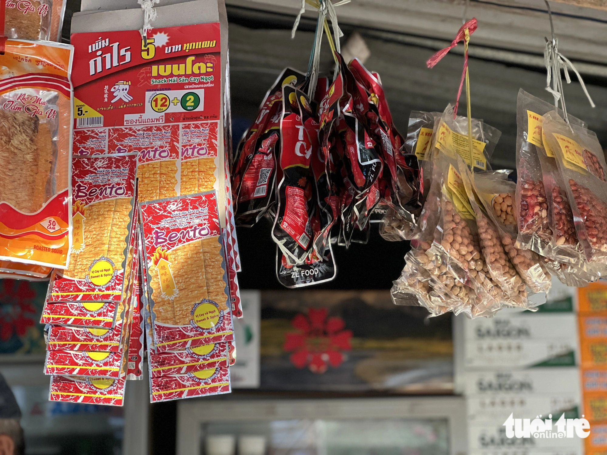 Thức ăn đường phố, hàng rong: Thấy thì 'dơ dơ' nhưng cứ tặc lưỡi cho qua- Ảnh 5. Thời gian gần đây, nhiều loại thực phẩm ăn liền bán tràn lan tại các cửa hàng tạp hóa gần trường học