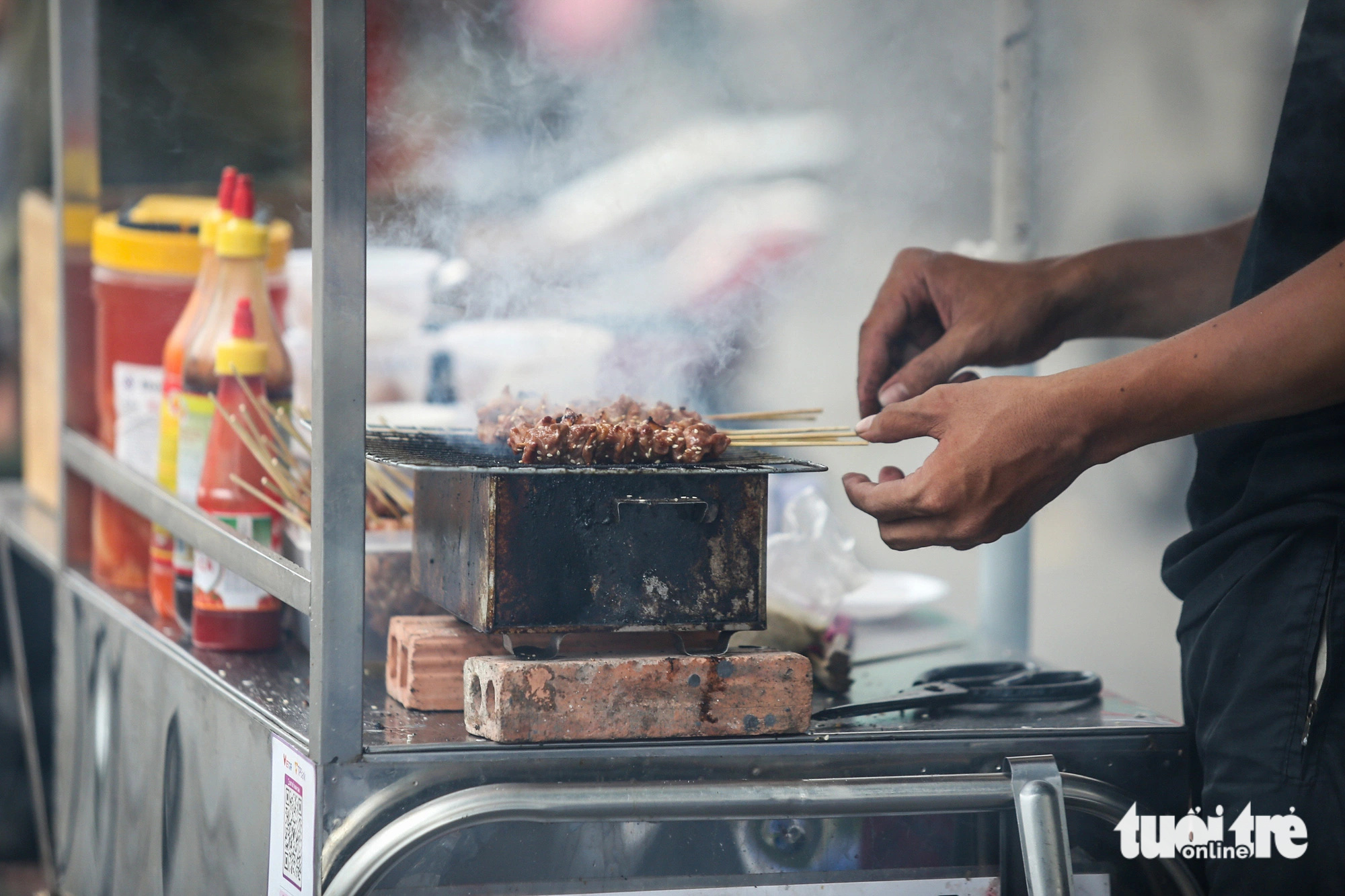 Thức ăn đường phố, hàng rong: Thấy thì 'dơ dơ' nhưng cứ tặc lưỡi cho qua- Ảnh 6. Thực phẩm khi nướng cháy cùng với việc người bán không sử dụng bao tay dễ gây ảnh hưởng đến sức khỏe