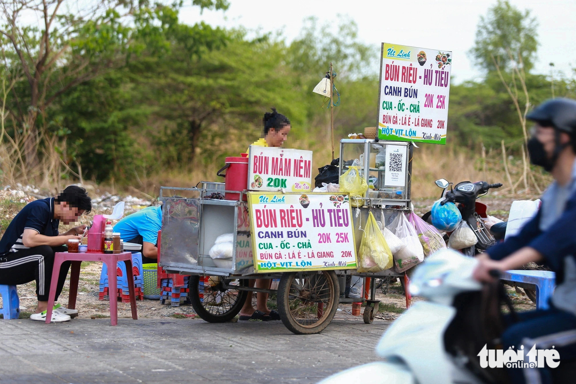 Thức ăn đường phố, hàng rong: Thấy thì 'dơ dơ' nhưng cứ tặc lưỡi cho qua- Ảnh 12. Với giá rẻ, phù hợp với túi tiền, những hàng quán này được sinh viên ưa chuộng. Tuy nhiên, vấn đề an toàn thực phẩm vẫn đáng lo ngại khi đa phần bày bán ở vỉa hè, chưa hợp vệ sinh