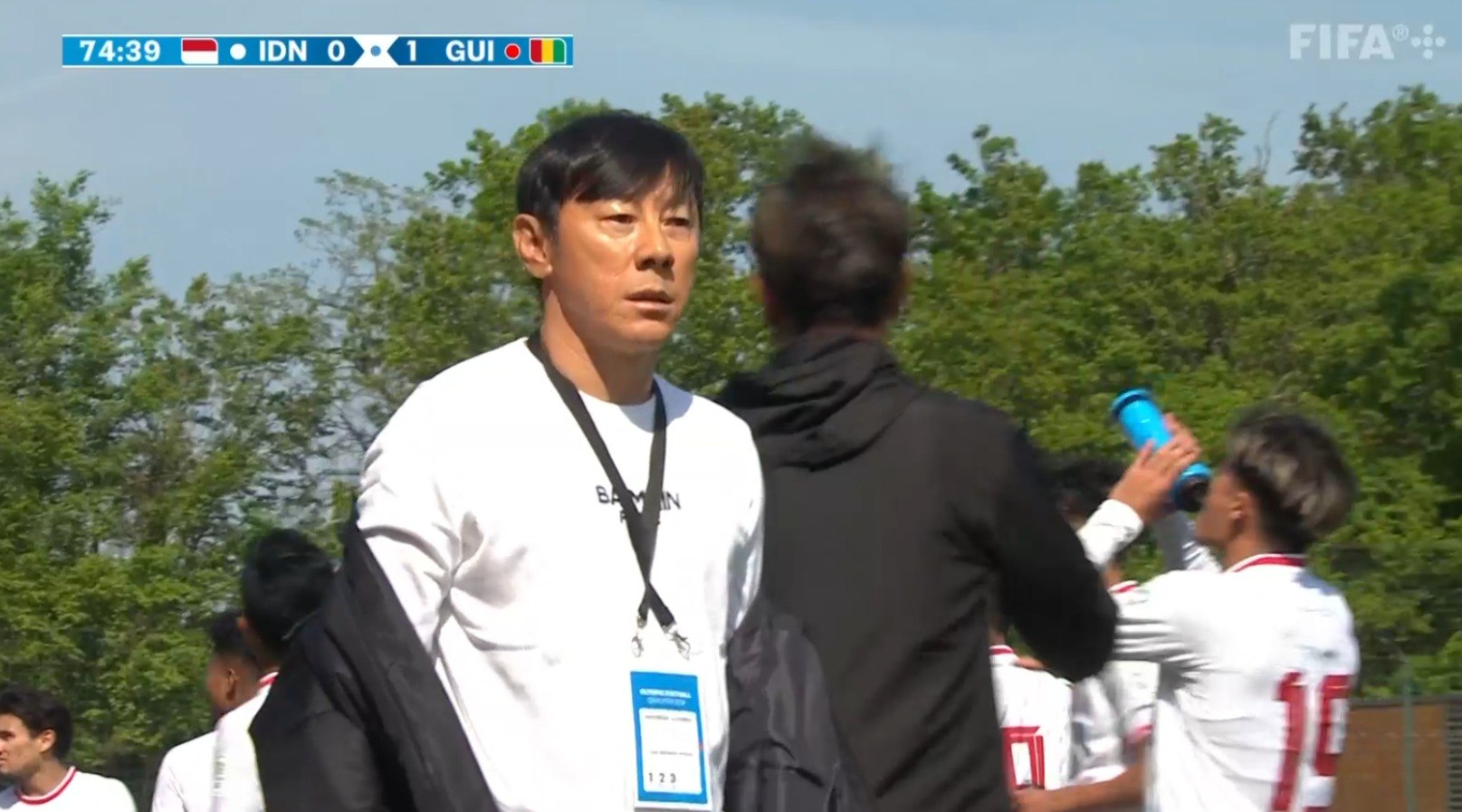 HLV Shin 'hết phép' và nhận thẻ đỏ, U.23 Indonesia thua Guinea, tan tành giấc mơ Olympic- Ảnh 4. HLV Shin 'hết phép' và nhận thẻ đỏ, U.23 Indonesia thua Guinea, tan tành giấc mơ Olympic- Ảnh 4.