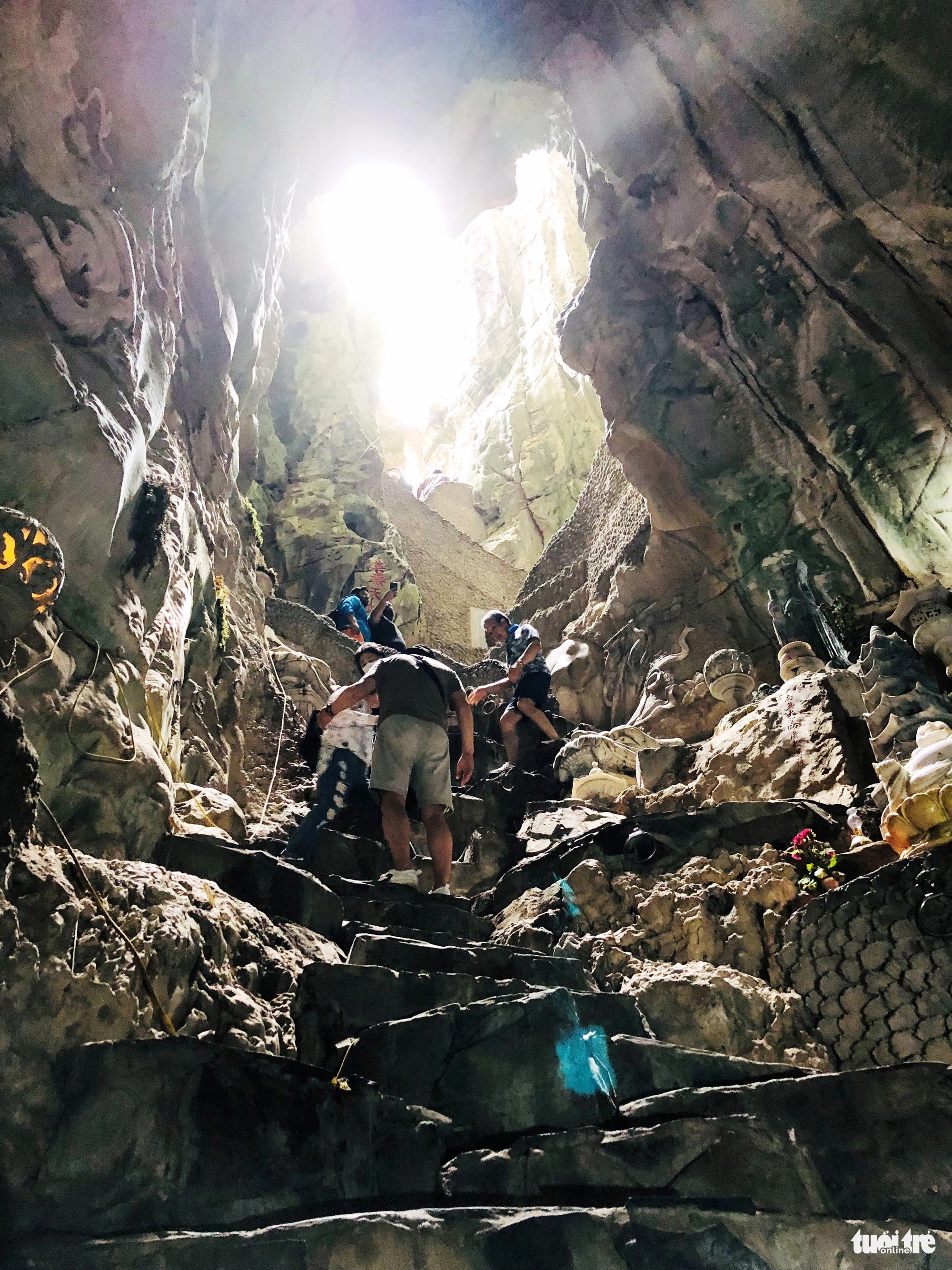 Du khách khám phá hang động Ngũ Hành Sơn - Ảnh: ĐOÀN CƯỜNG