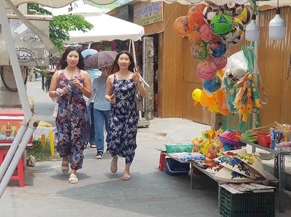 Du khách Hàn Quốc tại phố du lịch An Thượng (Đà Nẵng).