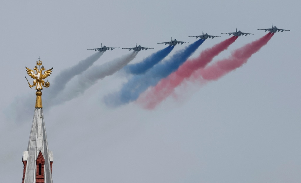 Đội hình máy bay biểu diễn theo màu cờ Nga