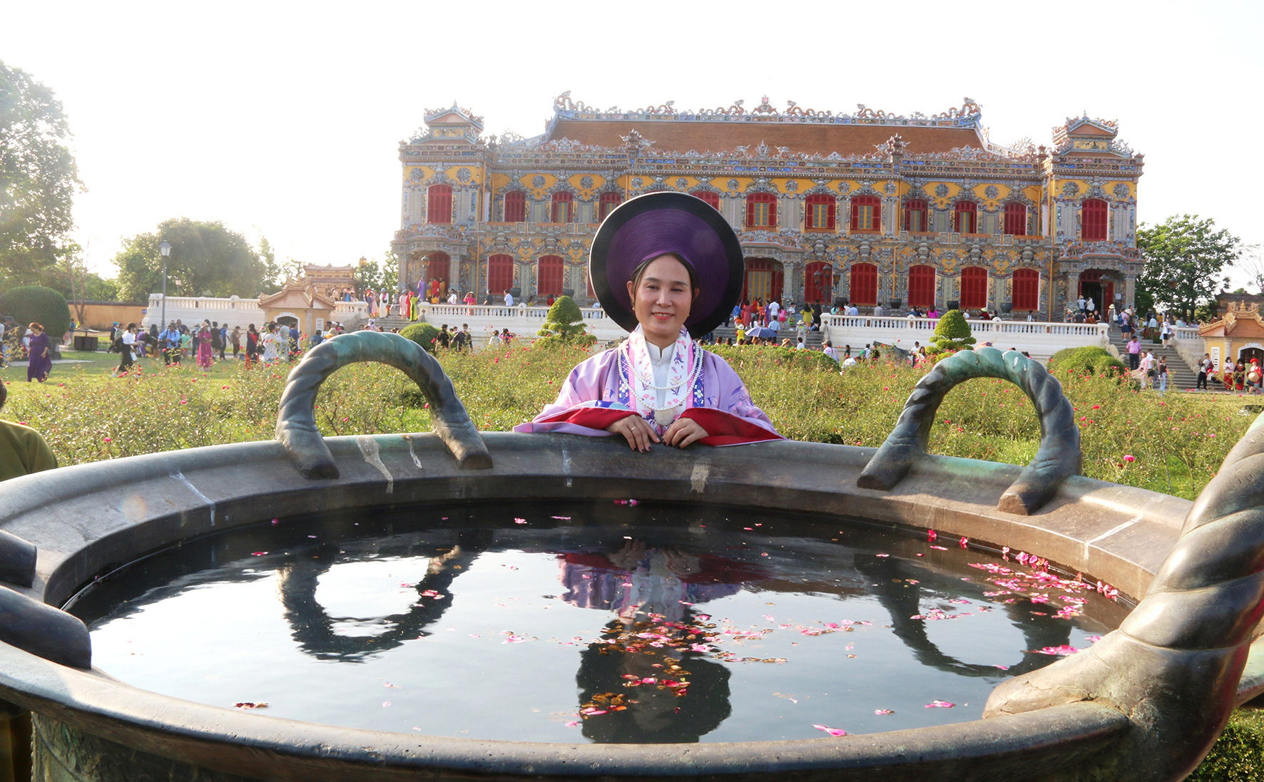 Chiếc vạc đồng dưới thời chúa Nguyễn hiện đặt trước sân điện Kiến Trung - Ảnh: NHẬT LINH Chiếc vạc đồng dưới thời chúa Nguyễn hiện đặt trước sân điện Kiến Trung - Ảnh: NHẬT LINH
