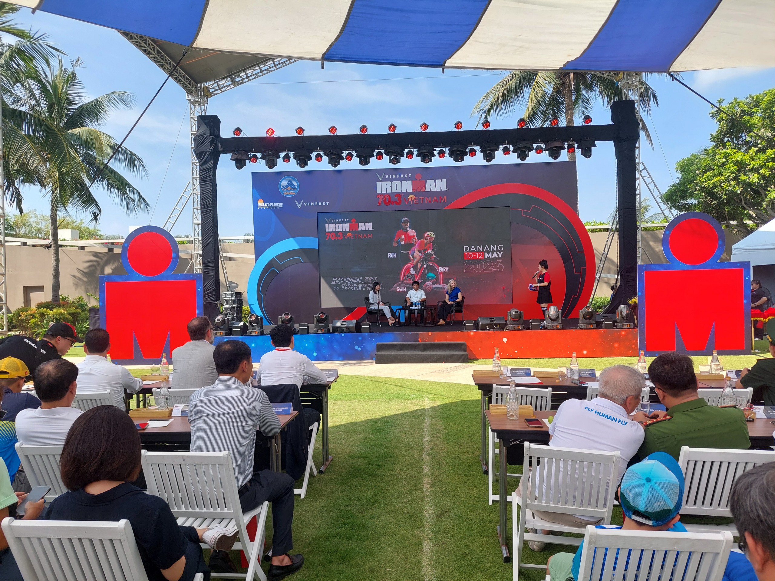 Lập kỷ lục số VĐV Việt Nam tham gia VinFast IRONMAN 70.3 Việt Nam- Ảnh 2. Sau lễ khai mạc vào sáng 10.5, ban tổ chức IRONMAN 70.3 Việt Nam 2024 đã tổ chức buổi họp báo