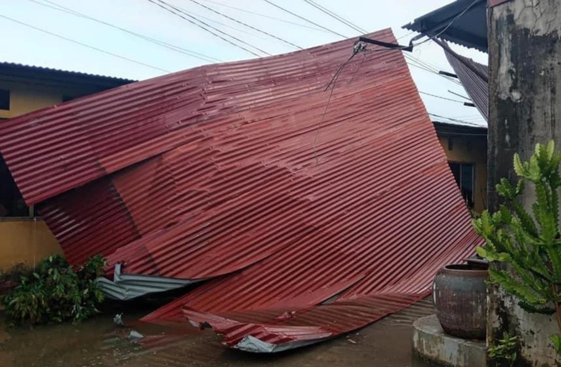 Hình ảnh loạt nhà dân bị tốc mái sau mưa lớn ở Đồng Nai ảnh 2