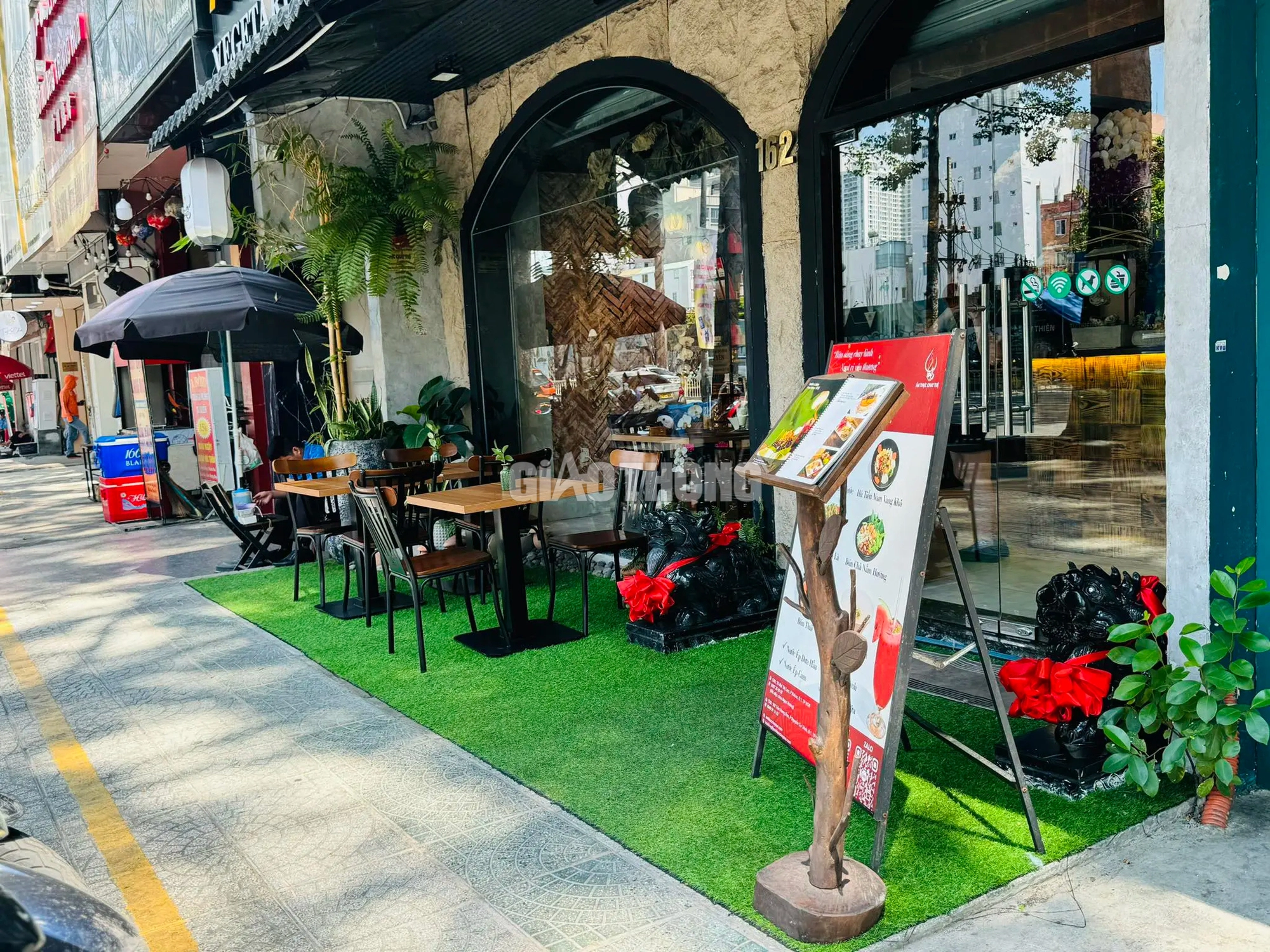 TP.HCM: Trả phí thuê vỉa hè, người dân thoát cảnh nơm nớp chạy trốn nhân viên đô thị- Ảnh 14. TP.HCM: Trả phí thuê vỉa hè, người dân thoát cảnh nơm nớp chạy trốn nhân viên đô thị- Ảnh 14.