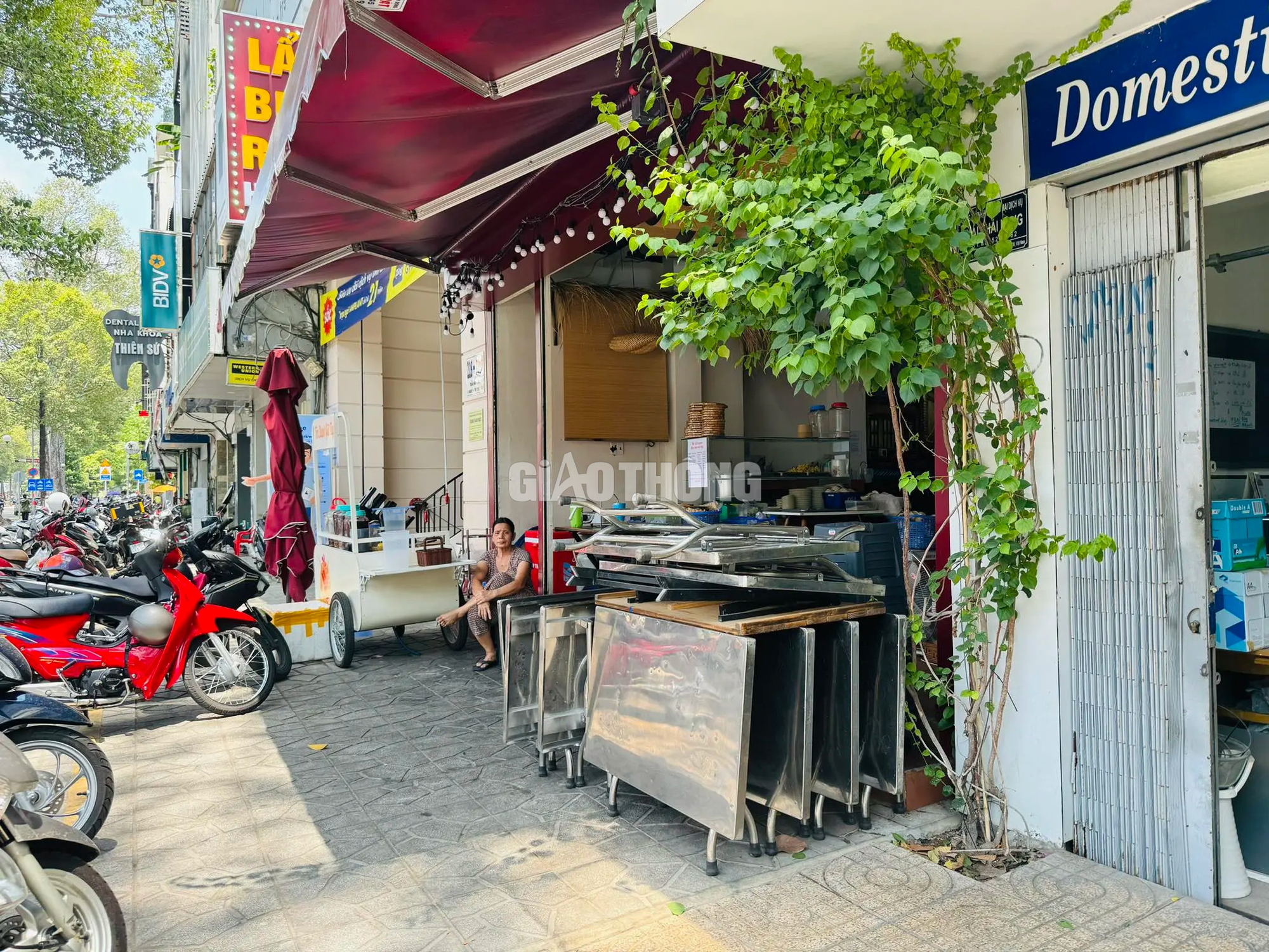 TP.HCM: Trả phí thuê vỉa hè, người dân thoát cảnh nơm nớp chạy trốn nhân viên đô thị- Ảnh 15. TP.HCM: Trả phí thuê vỉa hè, người dân thoát cảnh nơm nớp chạy trốn nhân viên đô thị- Ảnh 15.