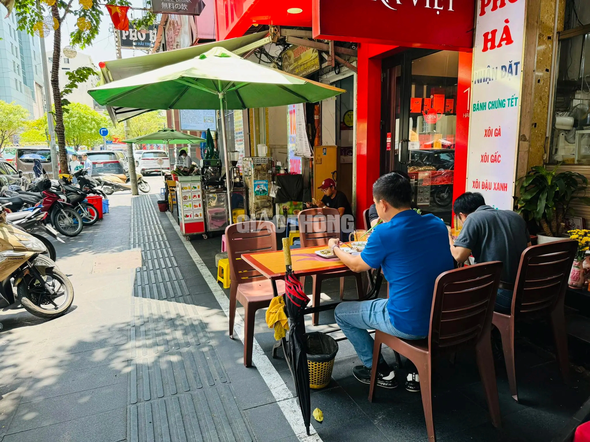 TP.HCM: Trả phí thuê vỉa hè, người dân thoát cảnh nơm nớp chạy trốn nhân viên đô thị- Ảnh 16. TP.HCM: Trả phí thuê vỉa hè, người dân thoát cảnh nơm nớp chạy trốn nhân viên đô thị- Ảnh 16.