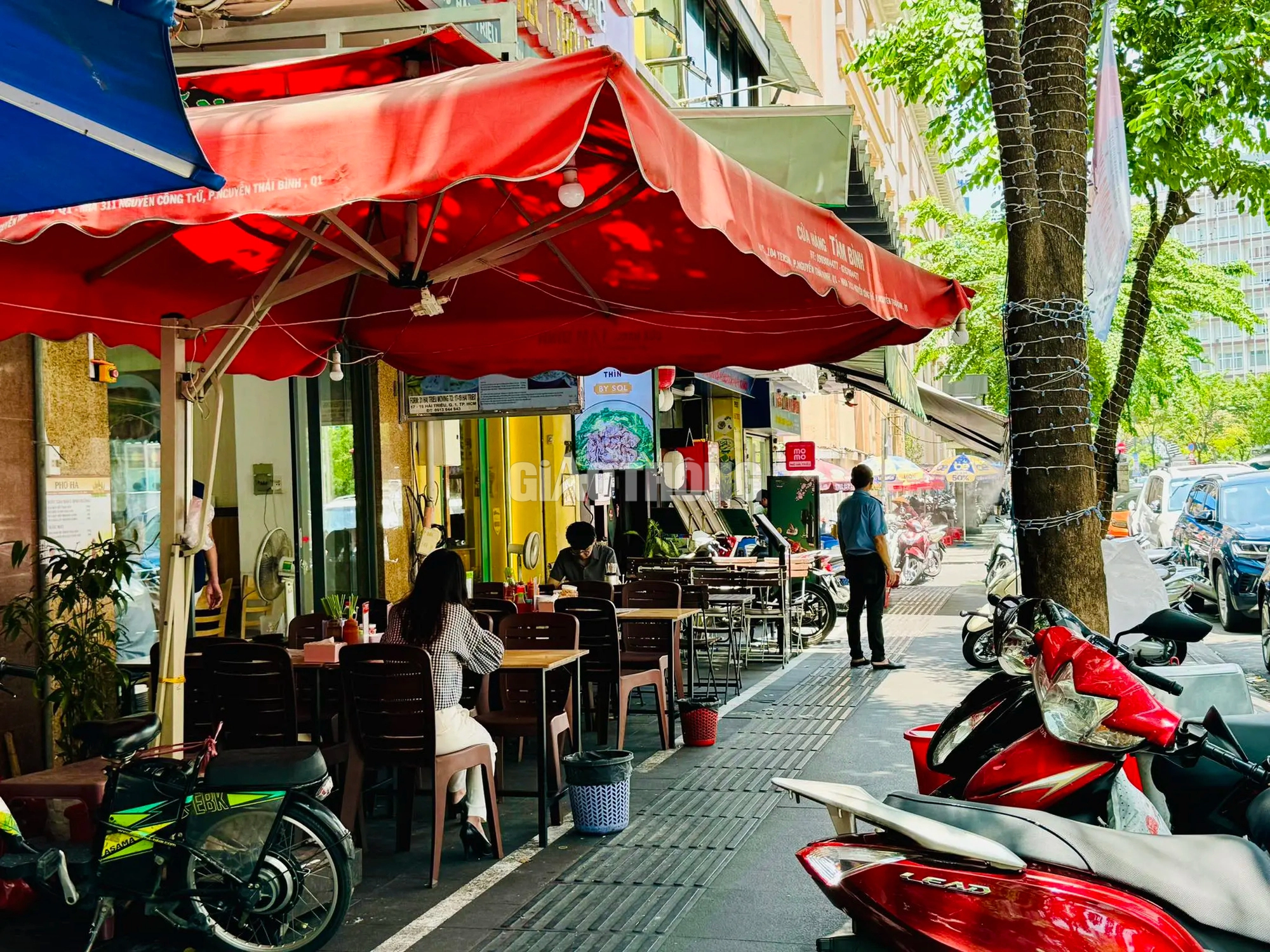 TP.HCM: Trả phí thuê vỉa hè, người dân thoát cảnh nơm nớp chạy trốn nhân viên đô thị- Ảnh 17. TP.HCM: Trả phí thuê vỉa hè, người dân thoát cảnh nơm nớp chạy trốn nhân viên đô thị- Ảnh 17.