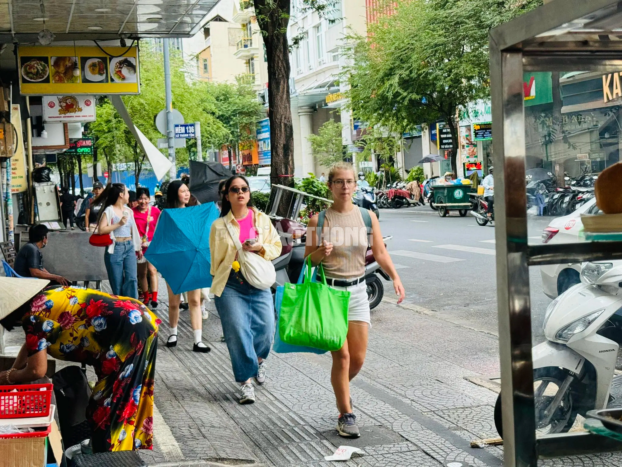 TP.HCM: Trả phí thuê vỉa hè, người dân thoát cảnh nơm nớp chạy trốn nhân viên đô thị- Ảnh 20. TP.HCM: Trả phí thuê vỉa hè, người dân thoát cảnh nơm nớp chạy trốn nhân viên đô thị- Ảnh 20.